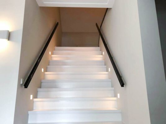 Moderne trap met geïntegreerde LED-verlichting geïnstalleerd door Wouters Techniek