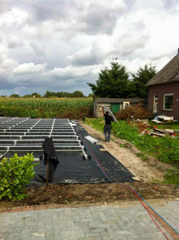 Zonnepanelen geïnstalleerd door Wouters Techniek op een veld