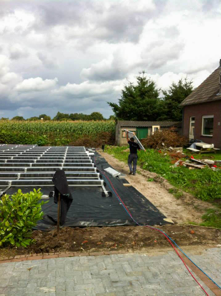 Zonnepanelen geïnstalleerd door Wouters Techniek op een veld