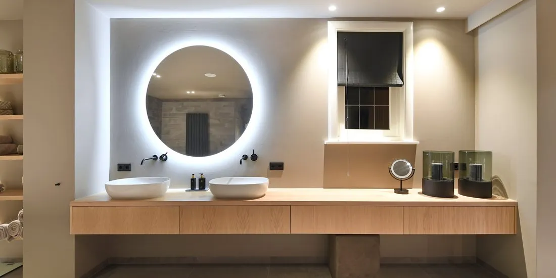 Moderne badkamer met Orbit-verlichting en spiegel