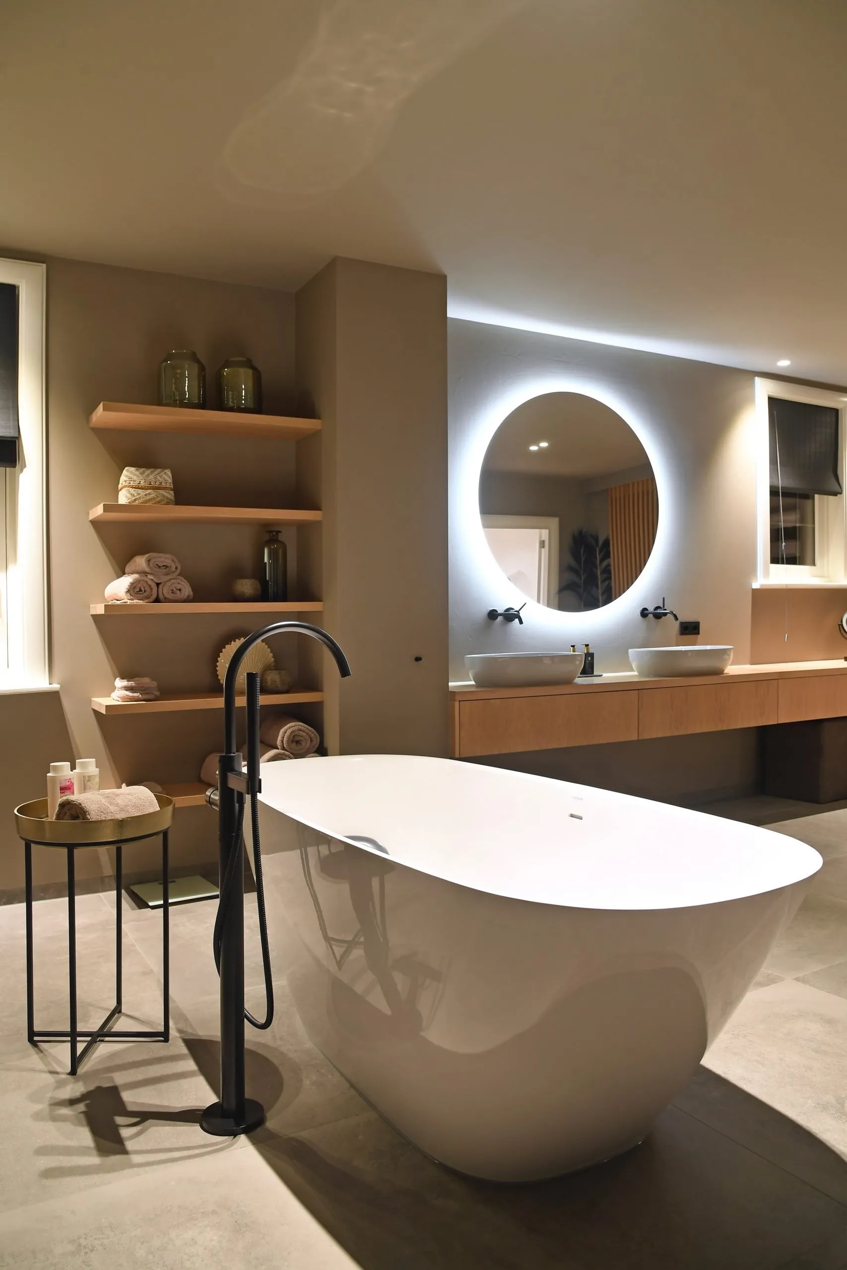 Moderne badkamer met Orbit-verlichting en spiegel