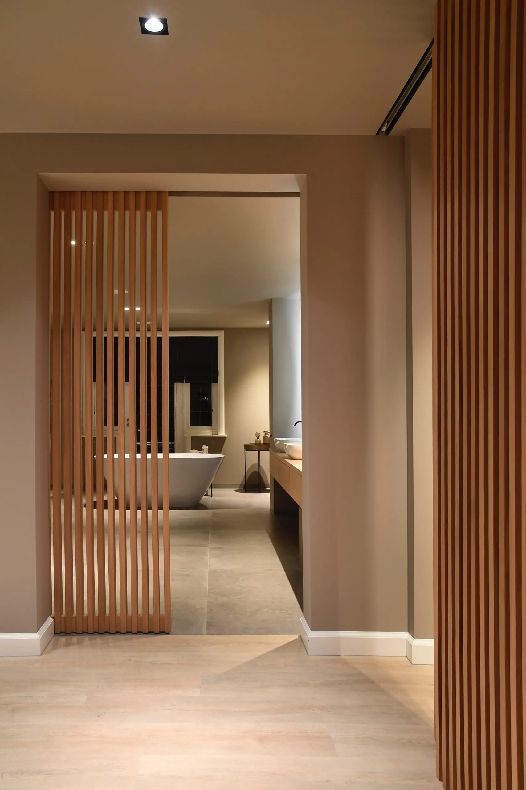 Moderne badkamer met Orbit-verlichting en spiegel